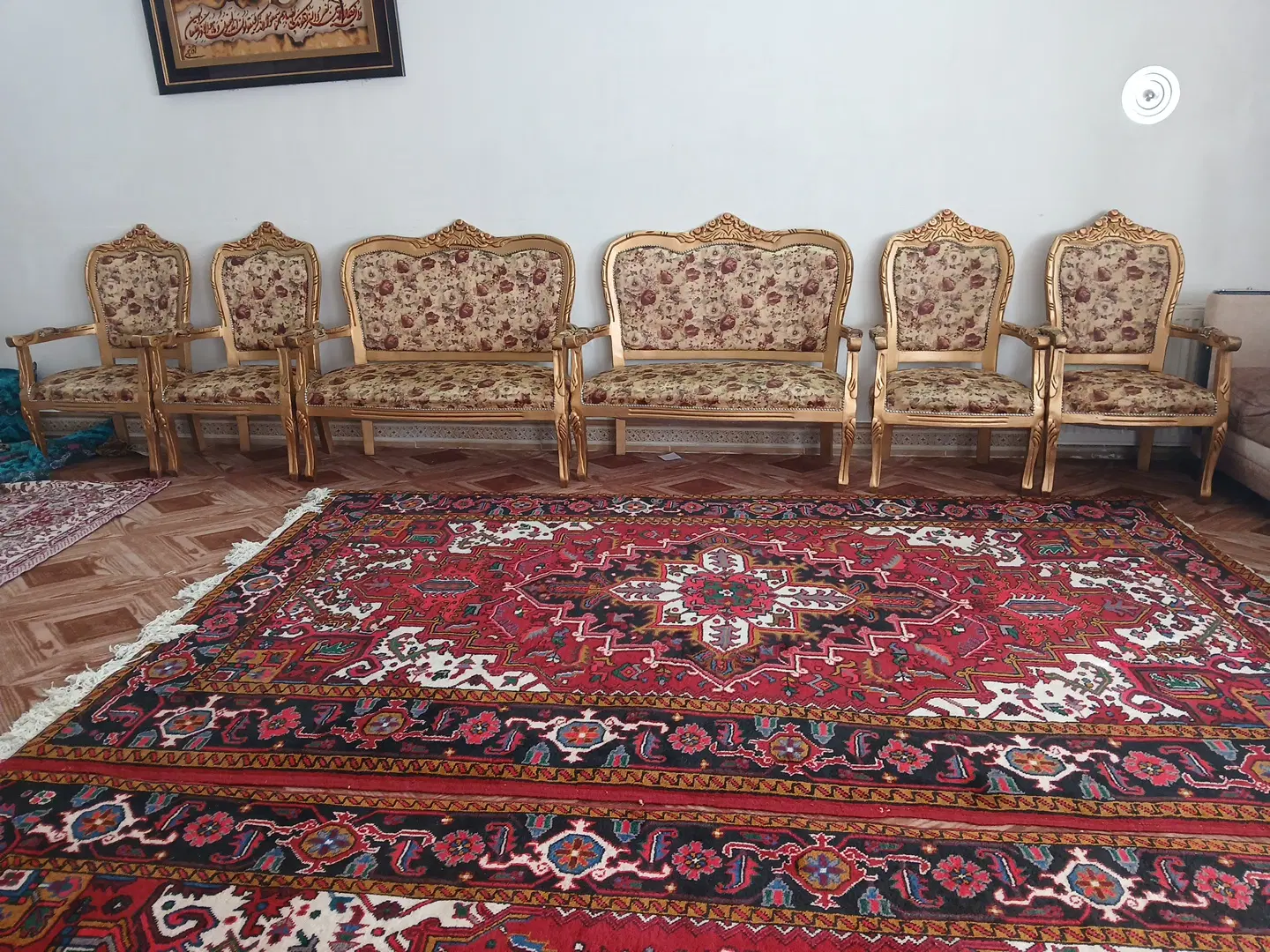 مبل قدیمی سالم
